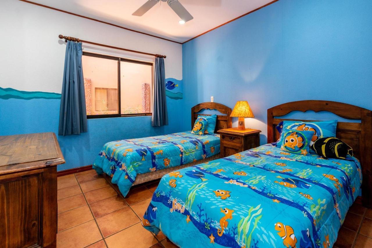 Warm Interiors And Orange Hues On Ground Floor In Front Of Beach Playa Flamingo Esterno foto