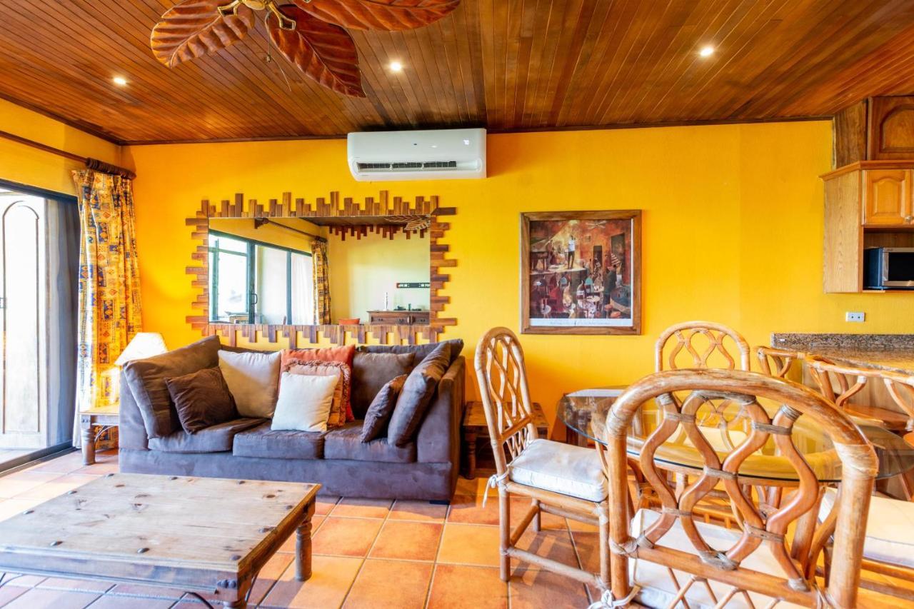 Warm Interiors And Orange Hues On Ground Floor In Front Of Beach Playa Flamingo Esterno foto