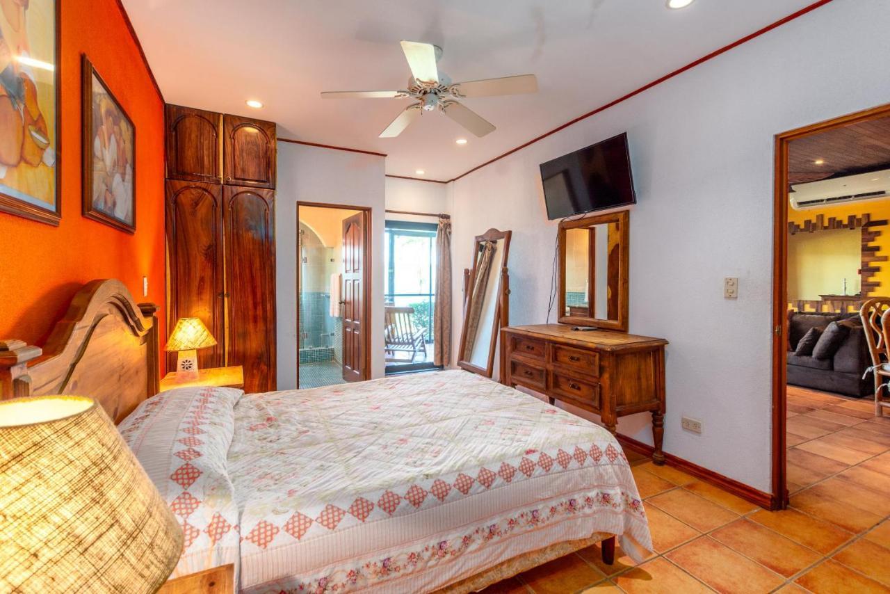 Warm Interiors And Orange Hues On Ground Floor In Front Of Beach Playa Flamingo Esterno foto